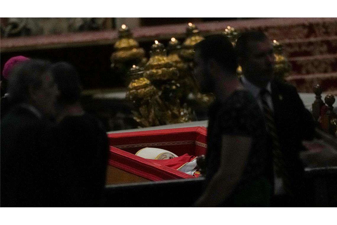 Sarg von Franziskus verschlossen Bevor der Sarg von Franziskus geschlossen wurde, konnten Menschen im Petersdom Abschied nehmen.