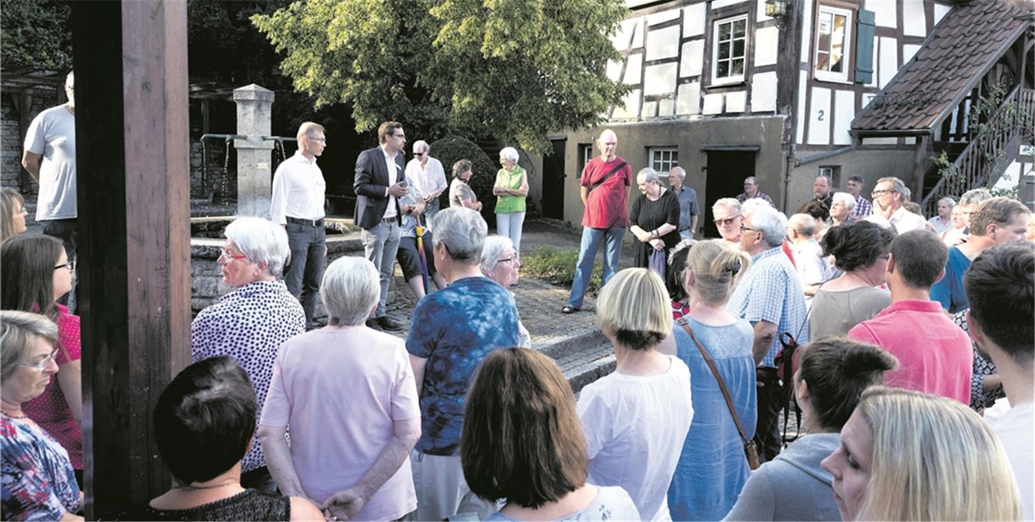 30er-Zone ganz oben auf der Wunschliste Bevor es zum Workshop in die Grundschule geht, besichtigen Bürger, Verwaltung und Mitarbeiter des Planungsbüros noch einmal den Dorfplatz und die angrenzenden Flächen. Foto: J. Fiedler