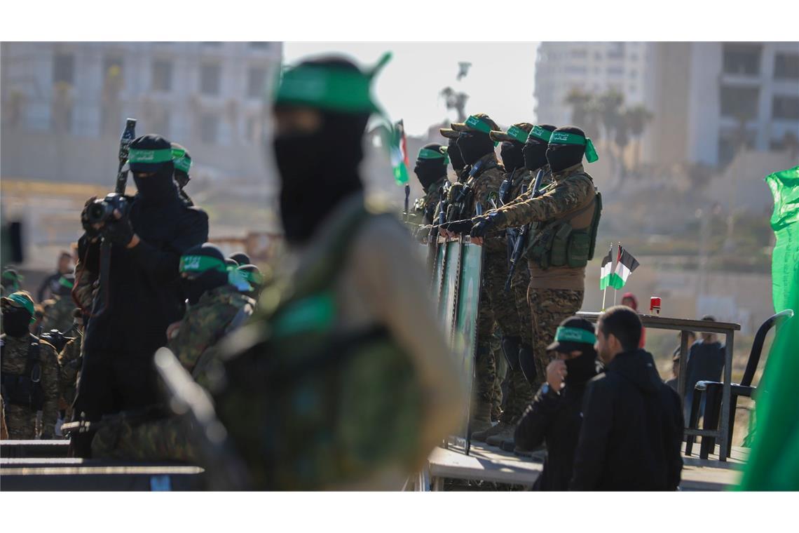 Bewaffnete Hamas-Mitglieder bei Geiselübergabe im Gazastreifen. (Archivbild)