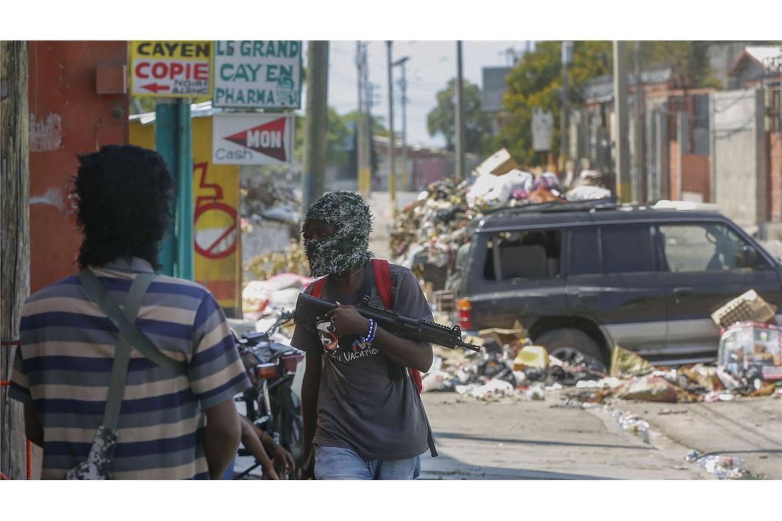 Bewaffnete Mitglieder einer Bande haben in Port-au-Prince eine Straßensperre errichtet.