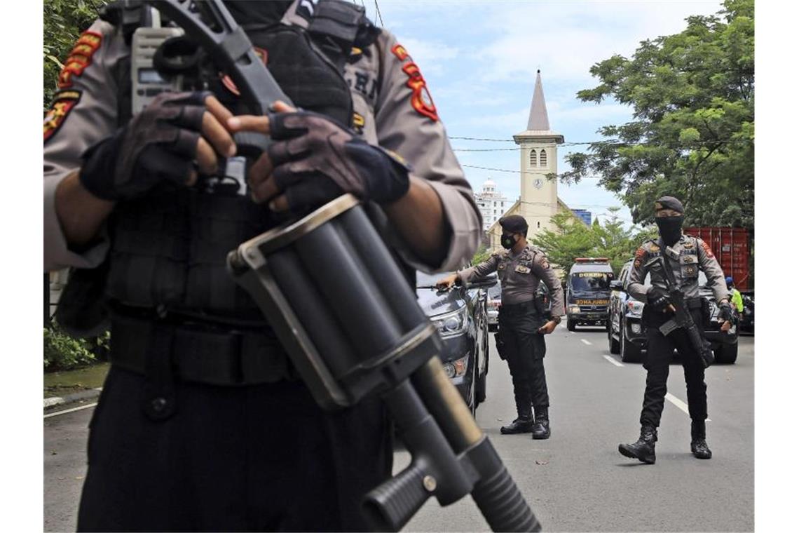 Selbstmordattentat vor Kirche in Indonesien Bewaffnete Polizisten sichern die Umgebung ab. Foto: Yusuf Wahil/AP/dpa