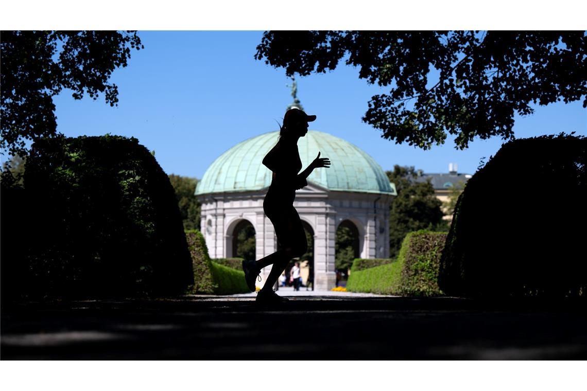 Bewegung - eine Frau joggt im Hofgarten.