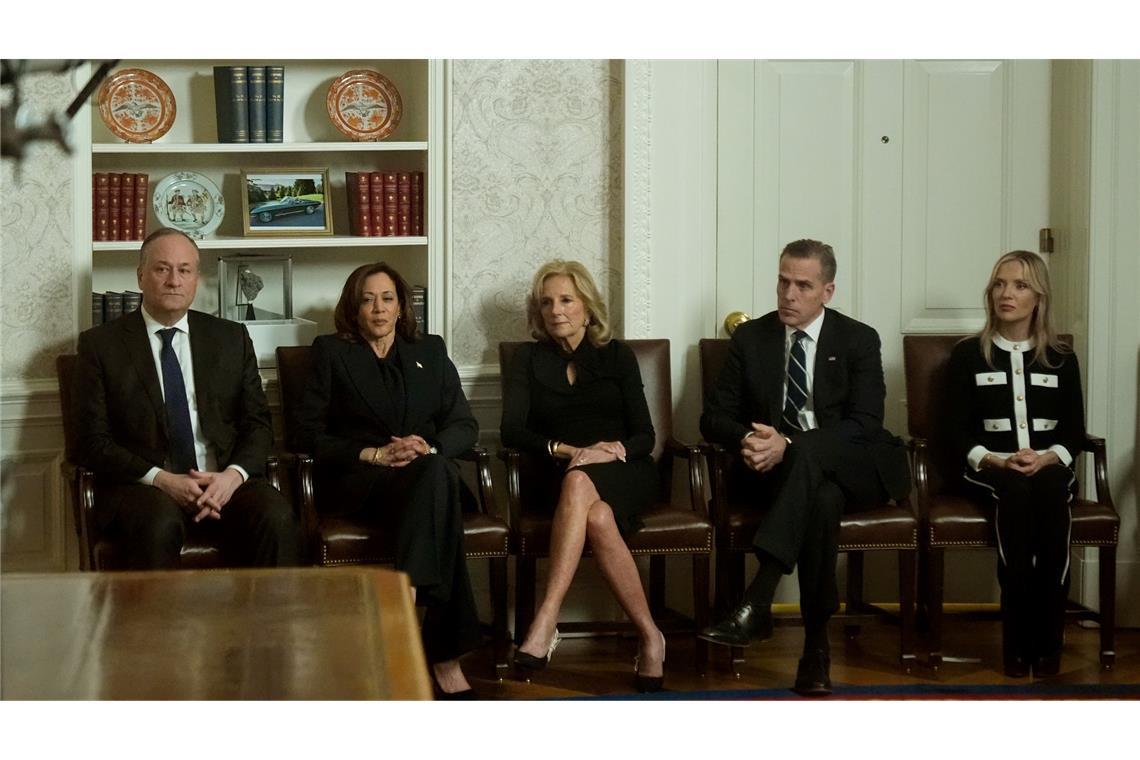 Bidens Vize Kamala Harris, First Lady Jill Biden und andere Vertraute verfolgten die Rede im Oval Office.