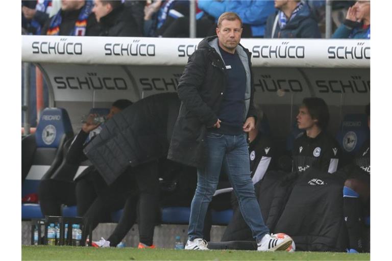 Bielefelds Trainer Frank Kramer am Spielfeldrand. Foto: Friso Gentsch/dpa/Archivbild