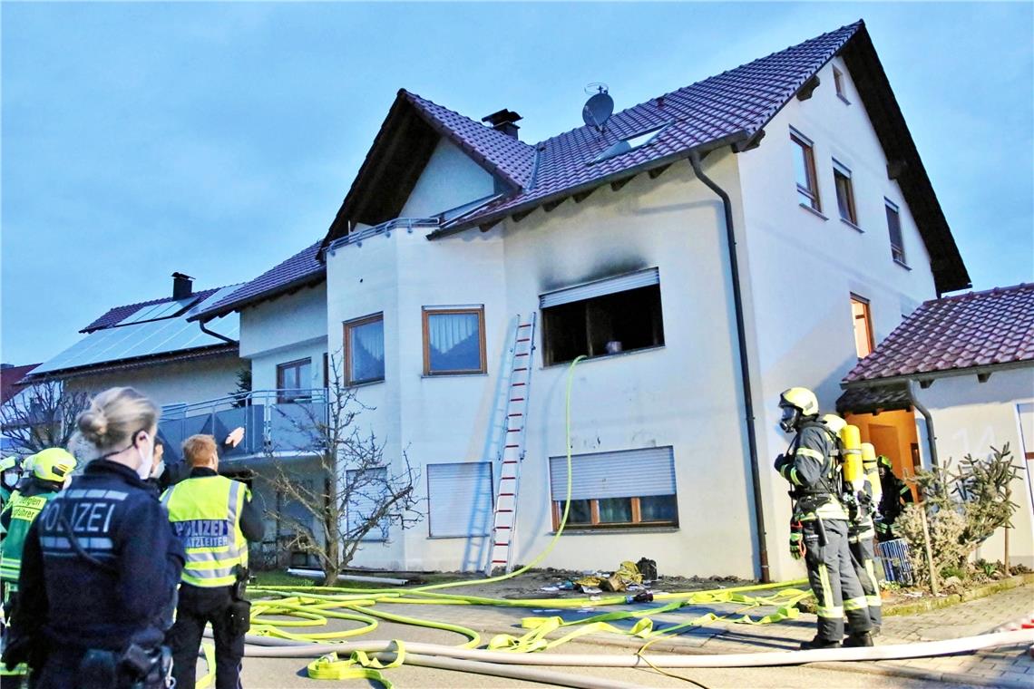 Zwei Leichtverletzte bei Zimmerbrand in Berglen: Zwei Leichtverletzte bei Zimmerbrand in Berglen: