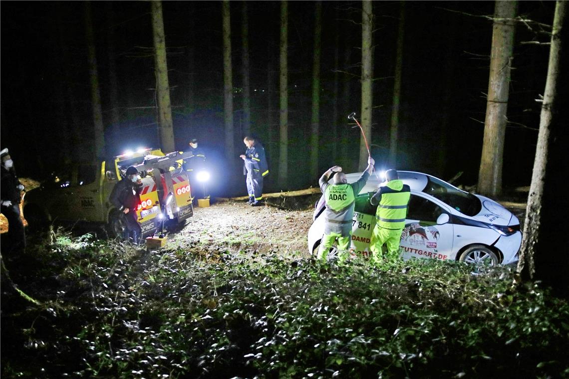 Mysteriöser Fund: gestohlenes Pizzakurier-Auto mitten im Wald Mysteriöser Fund: gestohlenes Pizzakurier-Auto mitten im Wald
