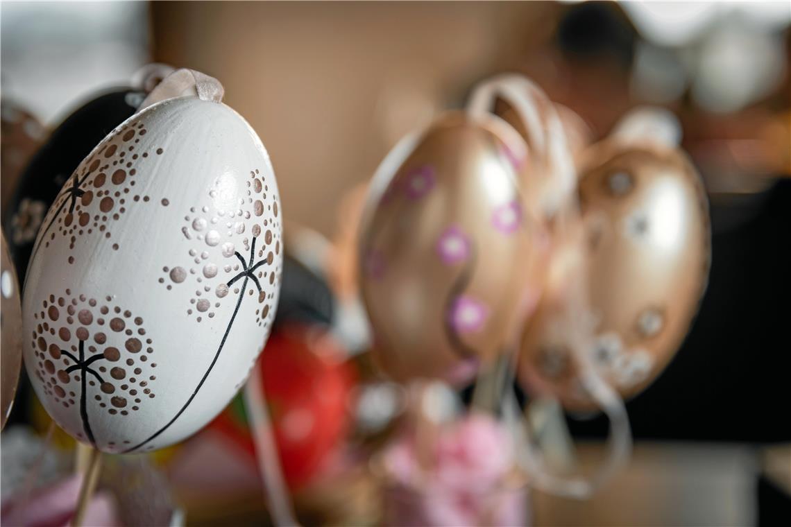 Filigran verzierter Osterschmuck aus Gänseeiern Filigran verzierter Osterschmuck aus Gänseeiern