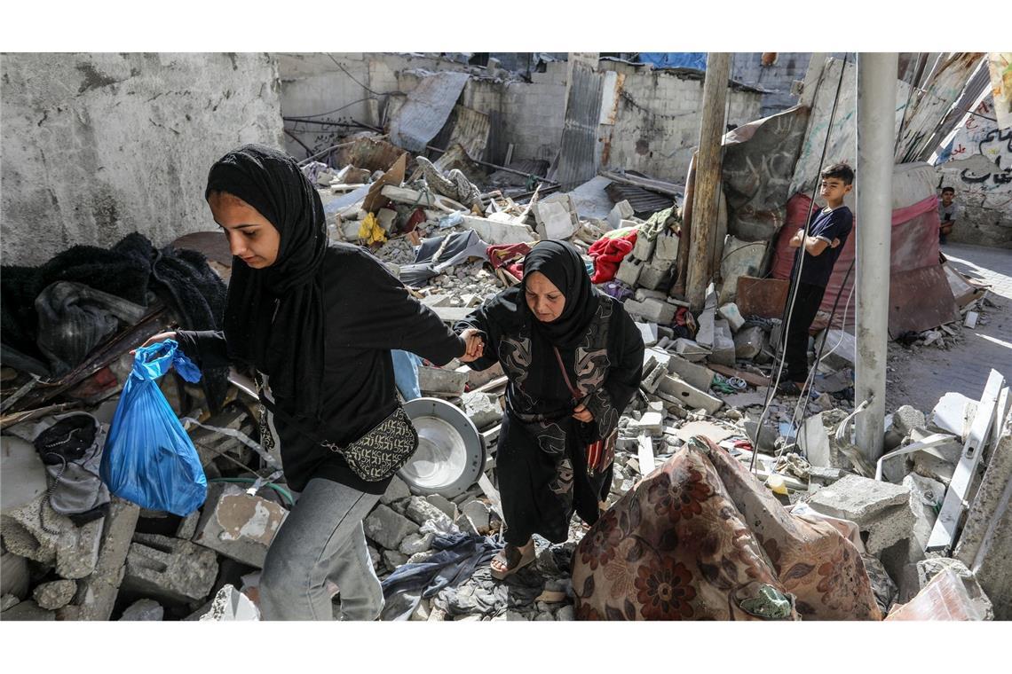 Bilder der Verwüstung: Zwei Palästinenserinnen gehen durch die Trümmer, die ein israelischer Luftangriff hinterlassen hat. Bei dem Angriff kamen mindestens zehn Menschen ums Leben.