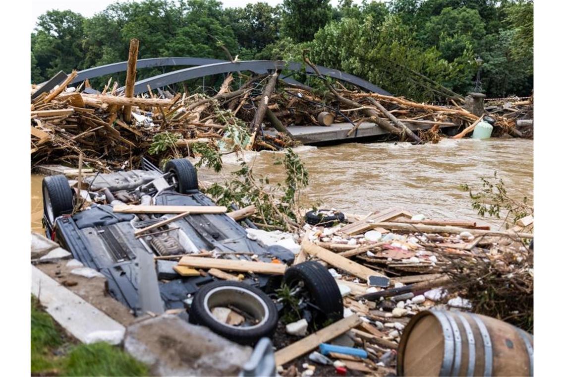Über 150 Tote nach Hochwassern im Westen Deutschlands Bilder der Zerstörung: Die Wassermassen haben im Großraum Ahrweiler in Rheinland-Pfalz nicht nur Autos erfasst. Foto: Philipp von Ditfurth/dpa