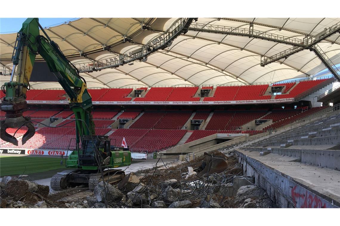 Bilder vom Weiterbau der über 50 Jahre alten Haupt-Tribüne der MHP Arena in Bad Cannstatt durch asp Architekten. Teile des abgebrochenen Betons wurden aufgearbeitet und an anderer Stelle im Stadion wieder eingebaut. Im Falle der Haupttribüne ist es den asp Architekten gelungen, nahezu 100 Prozent des abgebrochenen Betons wieder im Stadion zu verbauen.