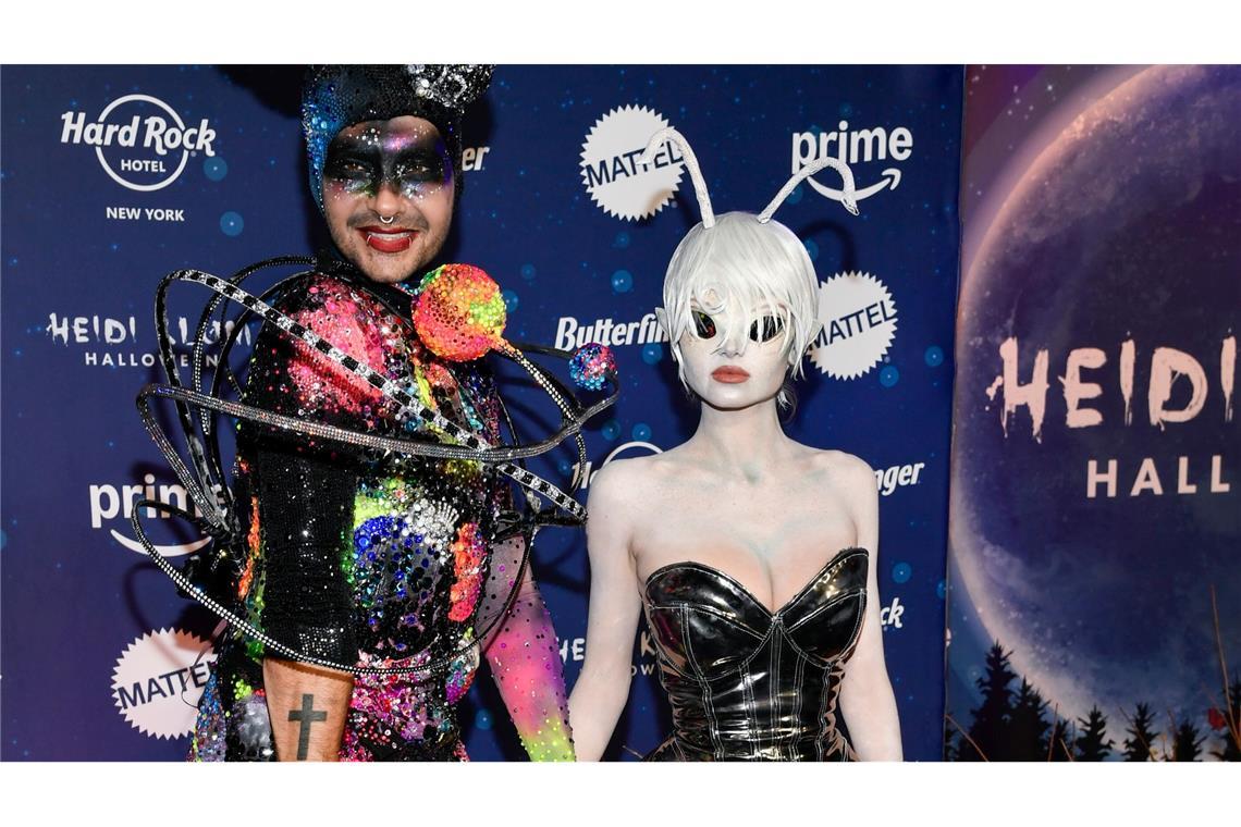 Bill Kaulitz (l) als "Universum" und Leni Klum besuchen die Halloween-Party von Heidi Klum.