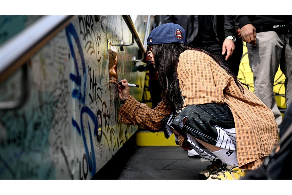 Billie Eilish signiert auf der "Billie Eilish-Wand".