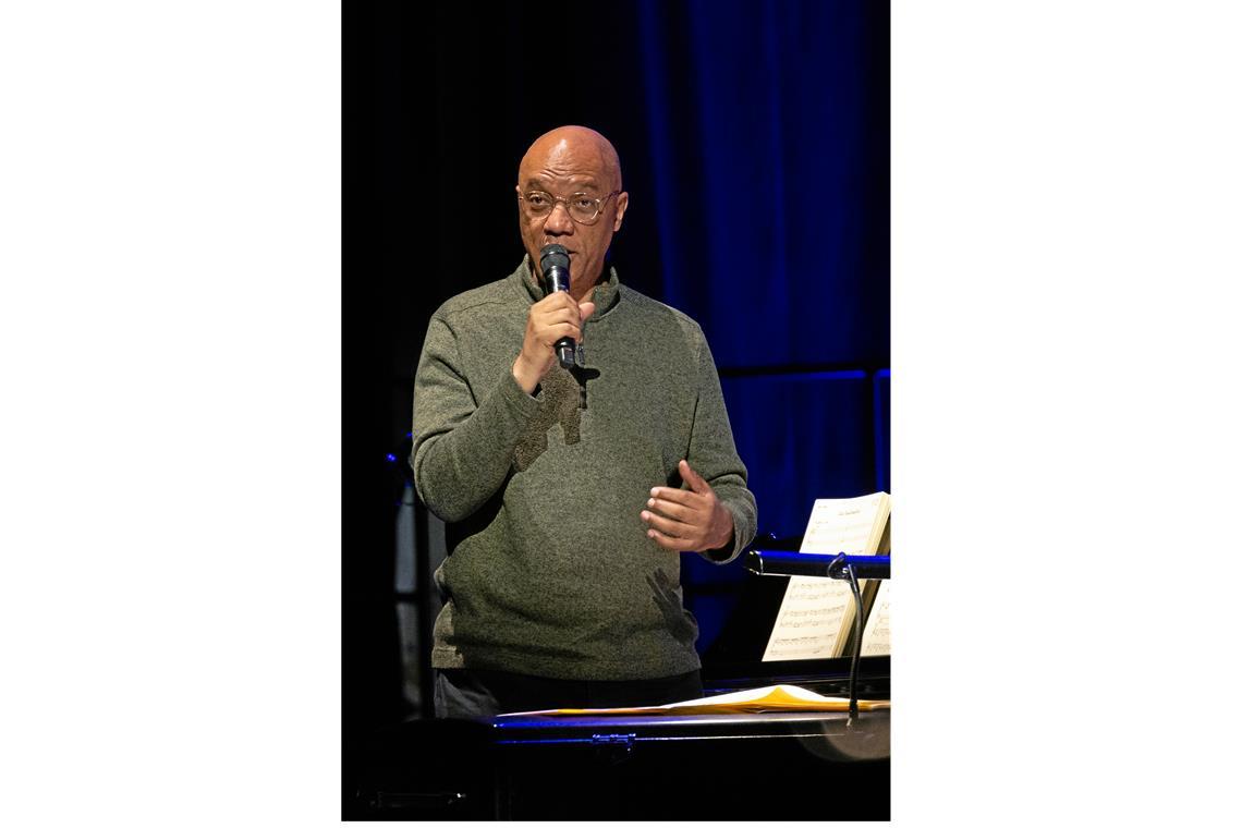 Billy Childs erzählt in seinen Moderationen Wissenswertes zu den Stücken.