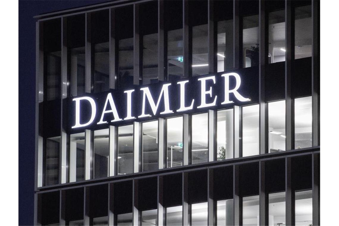 Daimler verbucht Milliardengewinn Bis Ende Juni verdiente Daimler netto 7,9 Milliarden Euro, nachdem im Vorjahreszeitraum ein Verlust von 1,9 Milliarden angefallen war. Foto: Marijan Murat/dpa