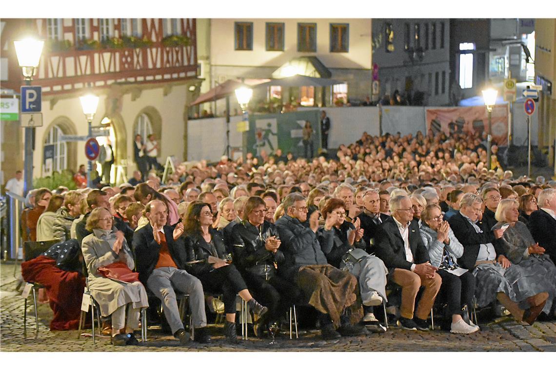 Bis in die Nacht hinein ist dasKonzert ein besonderes Erlebnis. Wegen des Wetter...