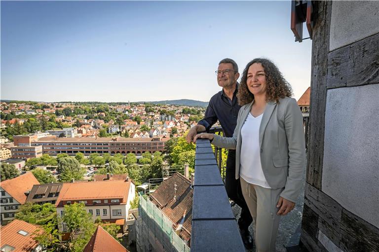 Bis nach Sulzbach und Großerlach reicht der Blick zwar nicht, trotzdem sind Veronika Franco Olias und Christoph Jäger beeindruckt von der Aussicht auf dem Stadtturm. Fotos: A. Becher