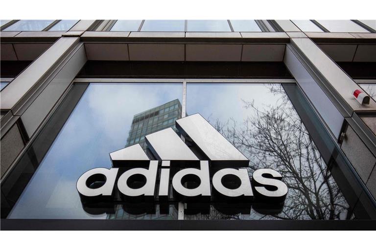 Bis zu 500 Jobs sollen bei Adidas wegfallen.