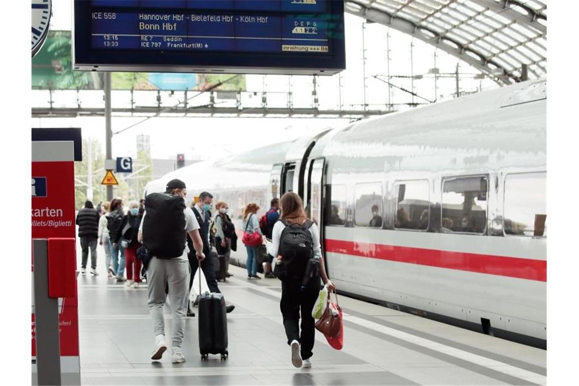 Ampel-Fahrplan für die Bahn - Was Fahrgäste erwarten können Bis zum Jahr 2030 sollen die größten Städte im Halbstundentakt verbunden sein. Foto: Carsten Koall/dpa