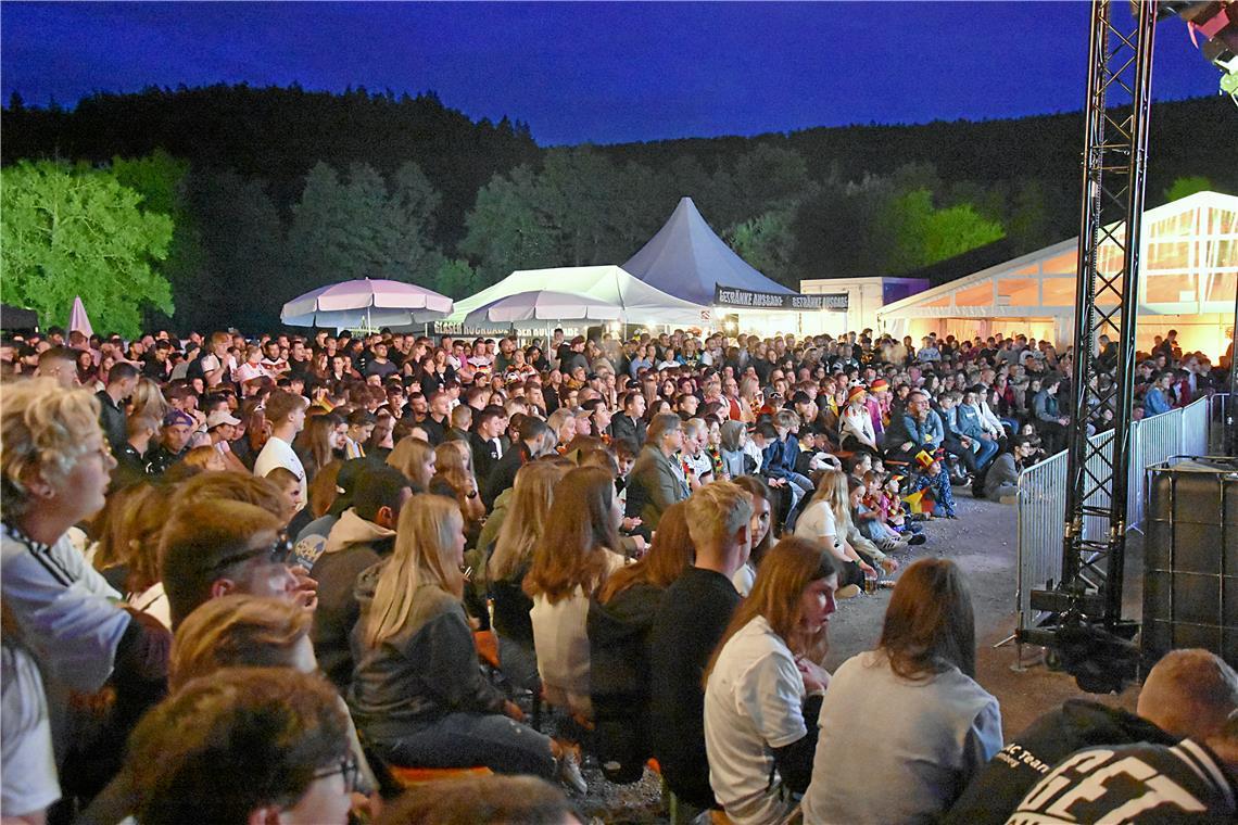 Bis zum Schlußpfiff spielte auch das Wetter mit und die Besuchenden blieben zumi...