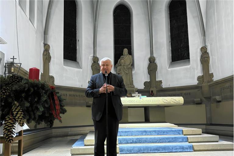 Bischof von Odessa-Simferopol Stanislaw Szyrokoradiuk betet mit den Menschen in Backnang für den Frieden in der Ukraine. Foto: Carsten Wriedt