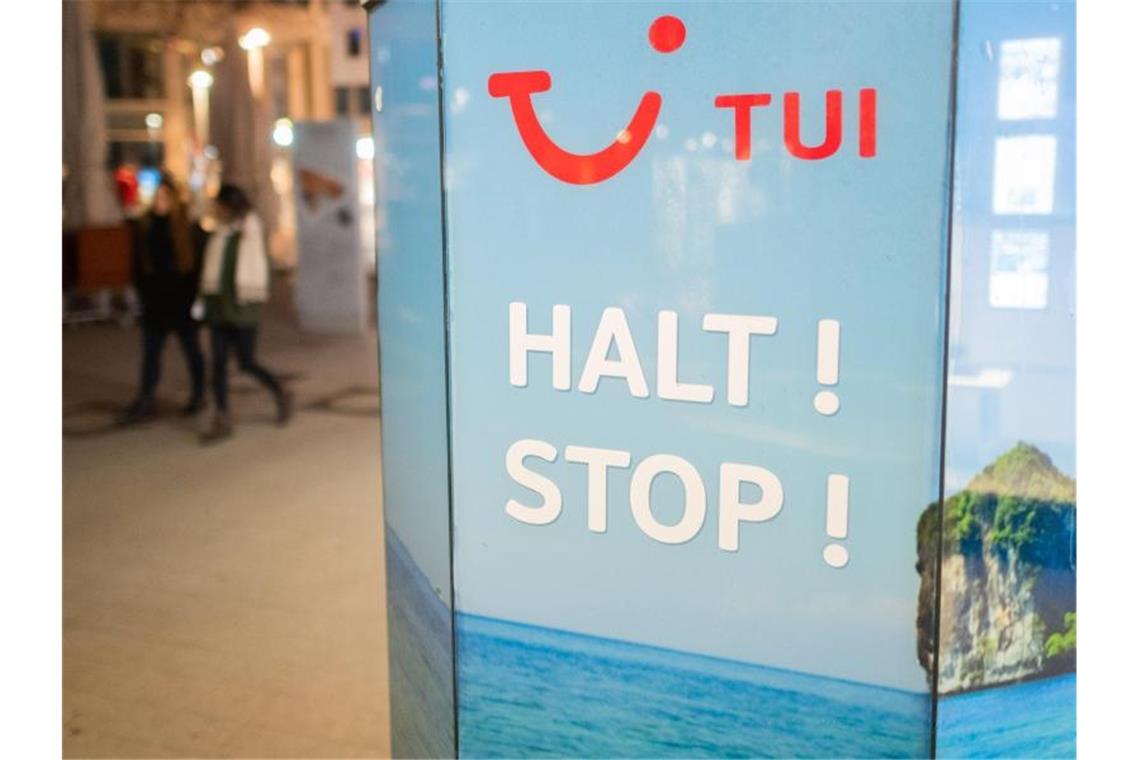 Sommerurlauber sollen Tui aus der Krise führen Bisher hat Tui einschließlich Umbuchungen und Gutschein-Einlösungen 2,8 Millionen Gäste für diesen Sommer in den Büchern. Foto: Julian Stratenschulte/dpa