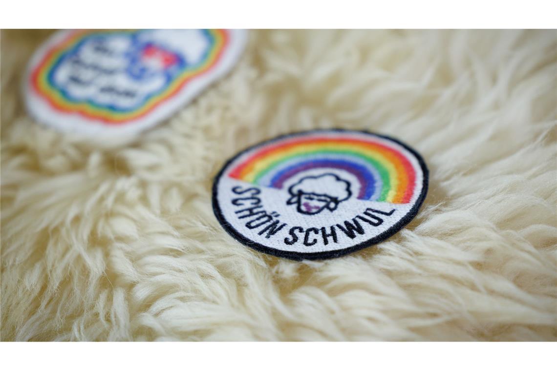 Bisher reicht die "Regenbogen-Wolle" nur für Accessoires wie Aufnäher, Schirmmützen und Schnürsenkel (Foto aktuell).