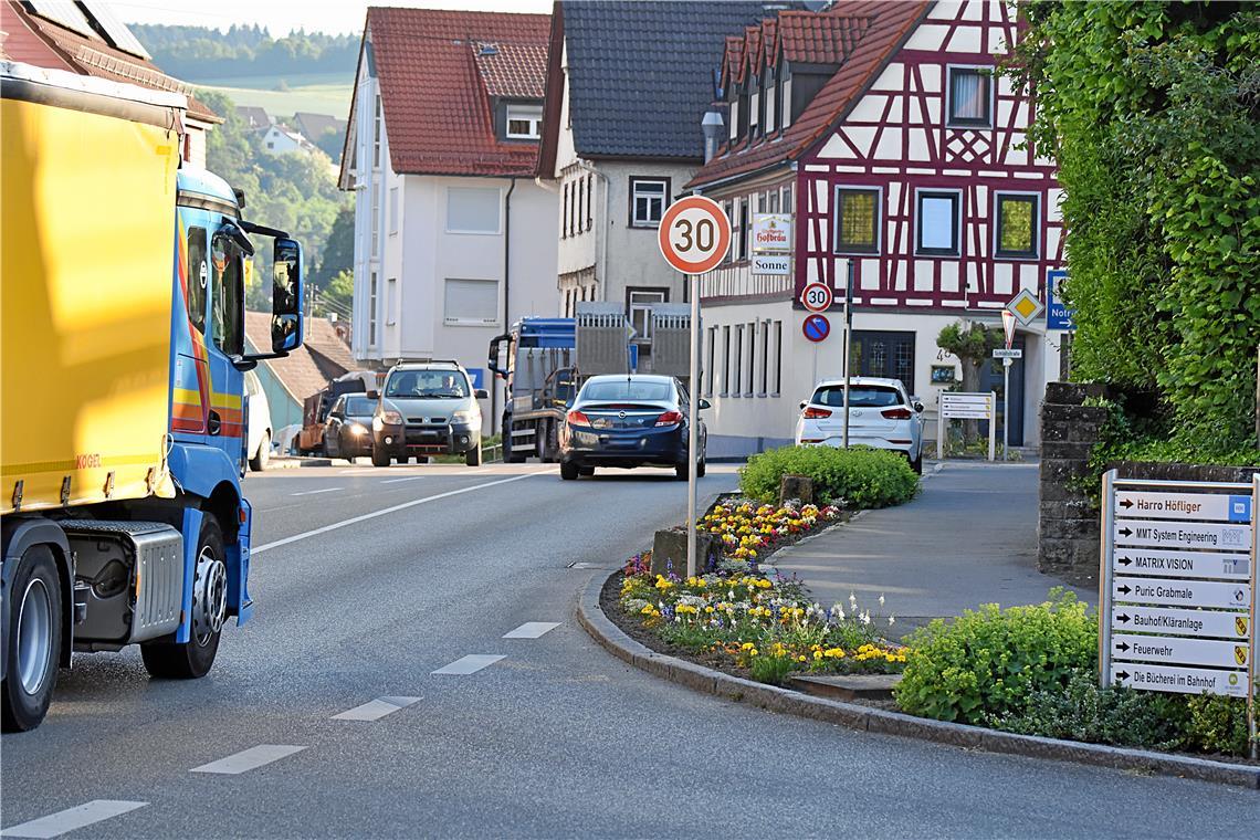 Bislang gilt Tempo 30 nur in der Ortsmitte. Womöglich müssen Autos aber bald auch in Ellenweiler langsam fahren. Archivfoto: Tobias Sellmaier