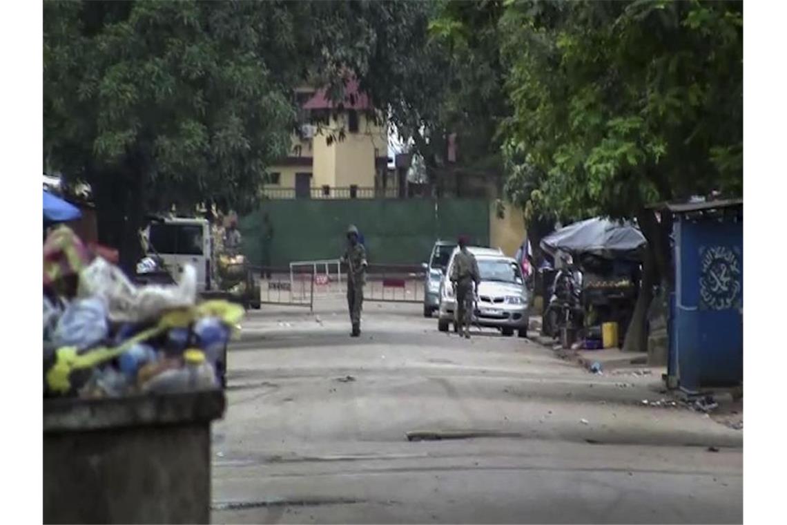 Guterres verurteilt mutmaßlichen Putschversuch in Guinea Bislang nicht identifizierte Soldaten in der Nähe des Präsidentenpalastes in der Hauptstadt Guineas. Nach einem mutmaßlichen Putschversuch ist die Lage im Land unklar. Foto: Uncredited/AP/dpa