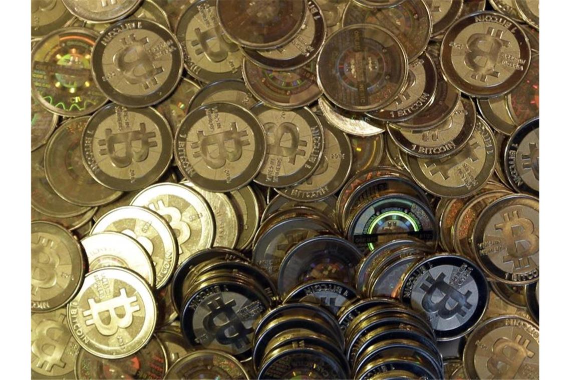 Bitcoin erneut auf Rekordhoch Bitcoin-Münzen. Foto: Rick Bowmer/AP/dpa