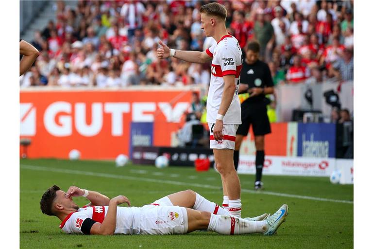 Bitterer Nachmittag: Die Stuttgarter Offensivakteure Ermedin Demirovic (liegend) und Chris Führich können die klare VfB-Niederlage in Freiburg trotz Führung nicht verhindern.
         
         Foto: Baumann