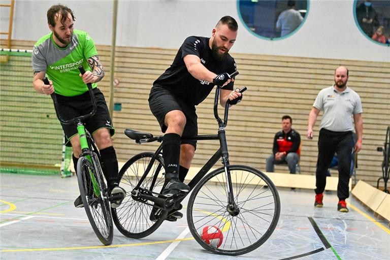 Björn Bootsmann (schwarzes Trikot) bleibt mit dem ersten Radballduo des RSV Waldrems noch hinter den Erwartungen zurück. Foto: T. Bloch