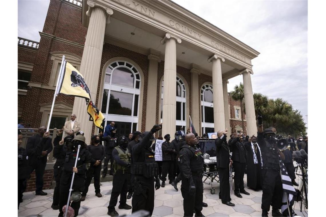 Getöteter schwarzer Jogger Arbery - Beratung der Jury Black-Lives-Matter- und Black-Panther-Demonstranten vor dem Glynn County Courthouse in Brunswick, wo der Prozess stattfindet. Foto: Stephen B. Morton/AP/dpa