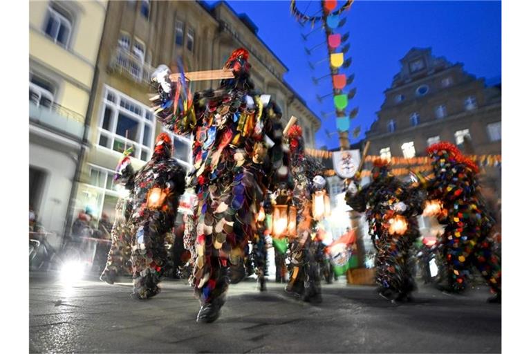 Blätzlebuebe der Konstanzer Narren tanzen am sogenannten schmutzigen Dunschtig auf dem Marktstätte. Foto: Felix Kästle/dpa