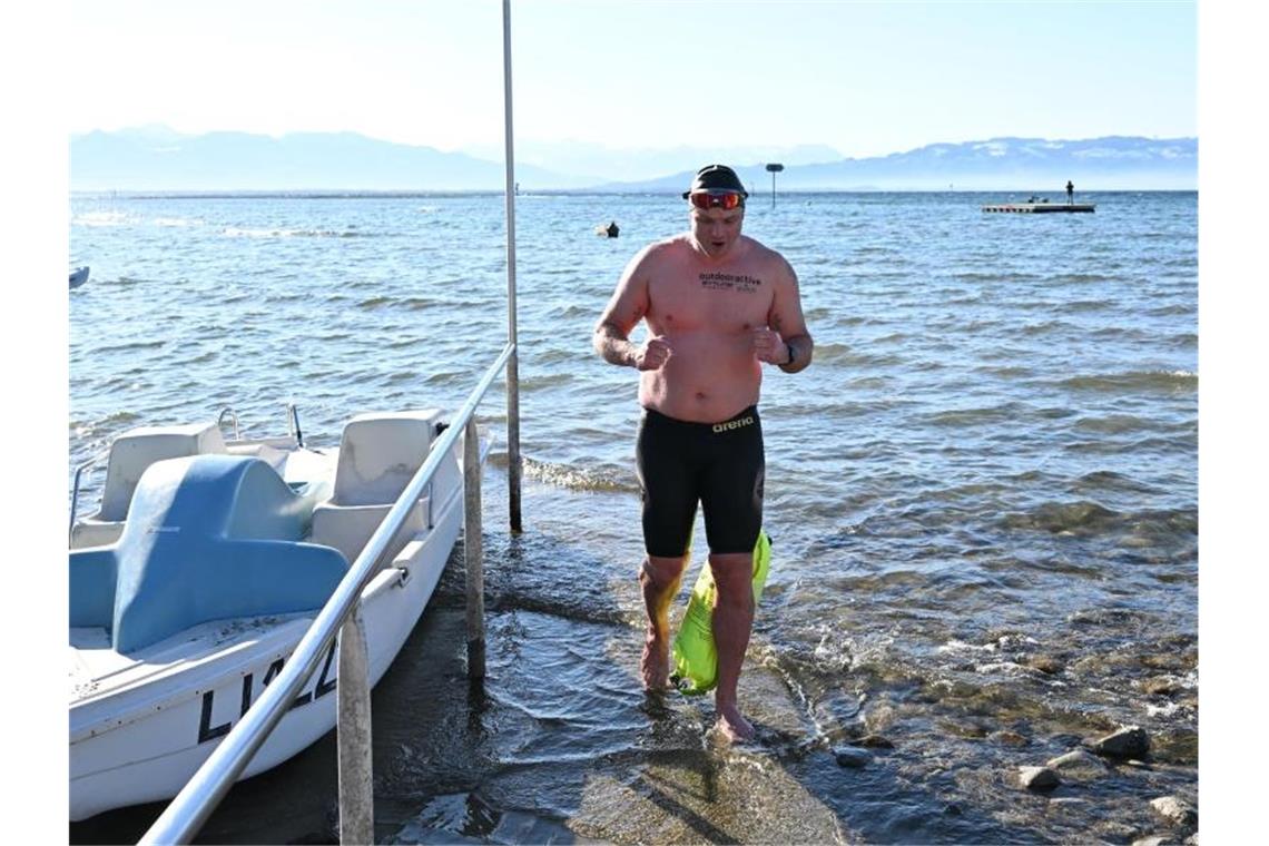 Extremschwimmer Bieber bricht Eismeilen-Rekord Blauer Himmel, aber eiskaltes Wasser: Der Extremschwimmer Paul Bieber hat sich am Sonntag dennoch ins Wasser gewagt. Foto: Felix Kästle/dpa