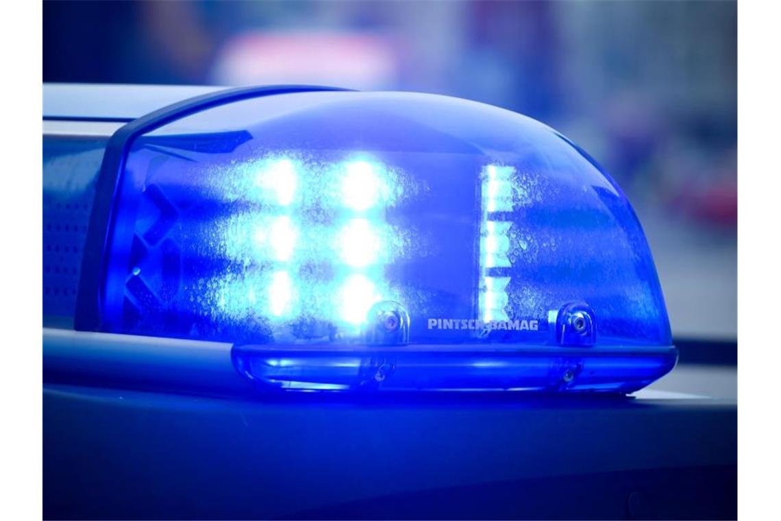 Wagen kollidiert mit Straßenbahn Blaulicht an einem Polizeiauto. Foto: Patrick Pleul/dpa/Symbolbild