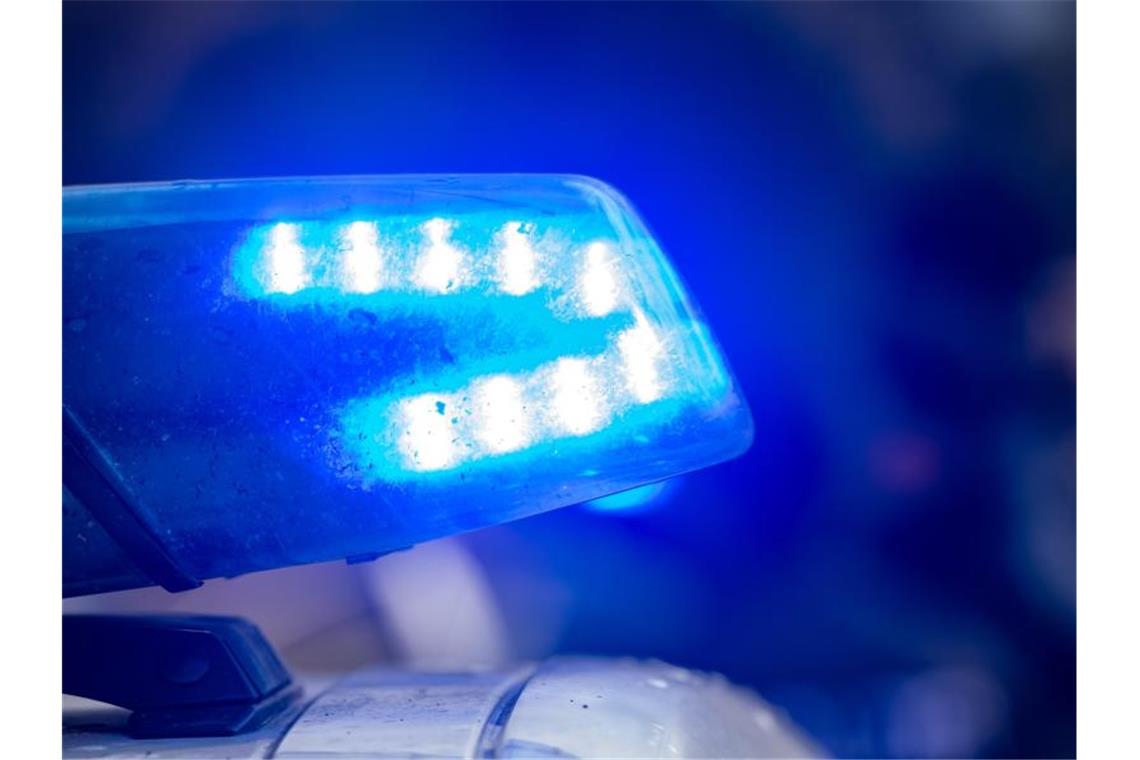 70 Jahre alte Rentnerin hortet Drogen ihres Nachbarn Blaulicht eines Polizeiautos: In Rüsselsheim bei Darmstadt hat eine Rentnerin in ihrer Wohnung Rauschgift ihres Nachbarn aufbewahrt. Foto: Stefan Sauer/dpa