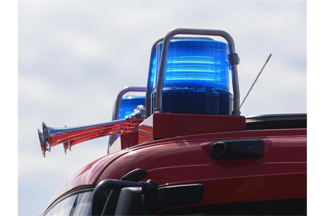 Blaulichter leuchten auf dem Dach eines Einsatzfahrzeugs der Feuerwehr. Foto: Robert Michael/dpa-Zentralbild/ZB/Symbolbild