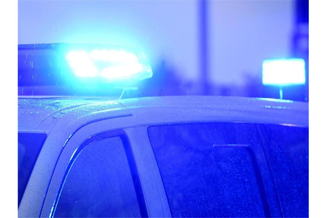 Zwei Kinder tot in Unterfranken entdeckt Blaulichter leuchten auf dem Dach eines Polizeifahrzeugs. Foto: Carsten Rehder/dpa/Symbolbild