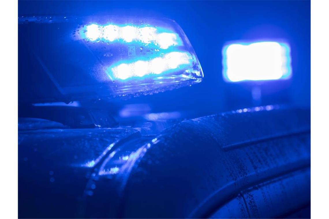 Zugpassagier schmuggelt Kokain im Wert von 10.000 Euro Blaulichter leuchten auf einem Streifenwagen der Polizei. Foto: Jens Büttner/zb/dpa/Archivbild