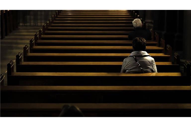 Bleiben deutschlandweit zunehmend leer: Bänke einer katholischen Kirche. (Symbolbild)