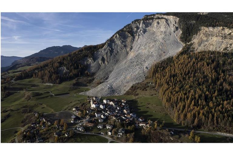 Blick auf das Dorf Brienz in Brienz-Brinzauls:  Am 15. Juni 2023 erreichte ein Schuttstrom beinahe das damals evakuierte Dorf. Nun drohen weitere 1,2 Millionen Kubikmeter Felsschutt abzugleiten.