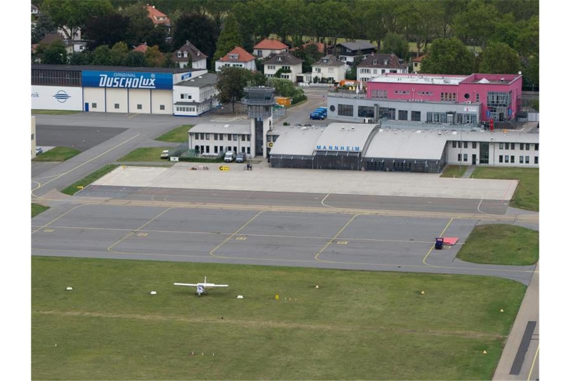 Blick auf das Flugvorfeld, die Abfertigungshalle und den Tower des Mannheimer Flughafens. Foto: Uwe Anspach/Archiv