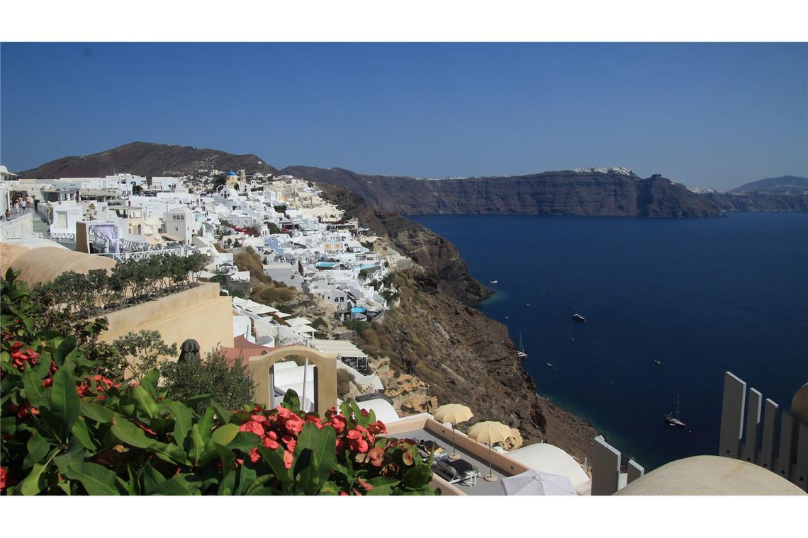 Blick auf das Häusermeer der griechischen Insel Santorini.