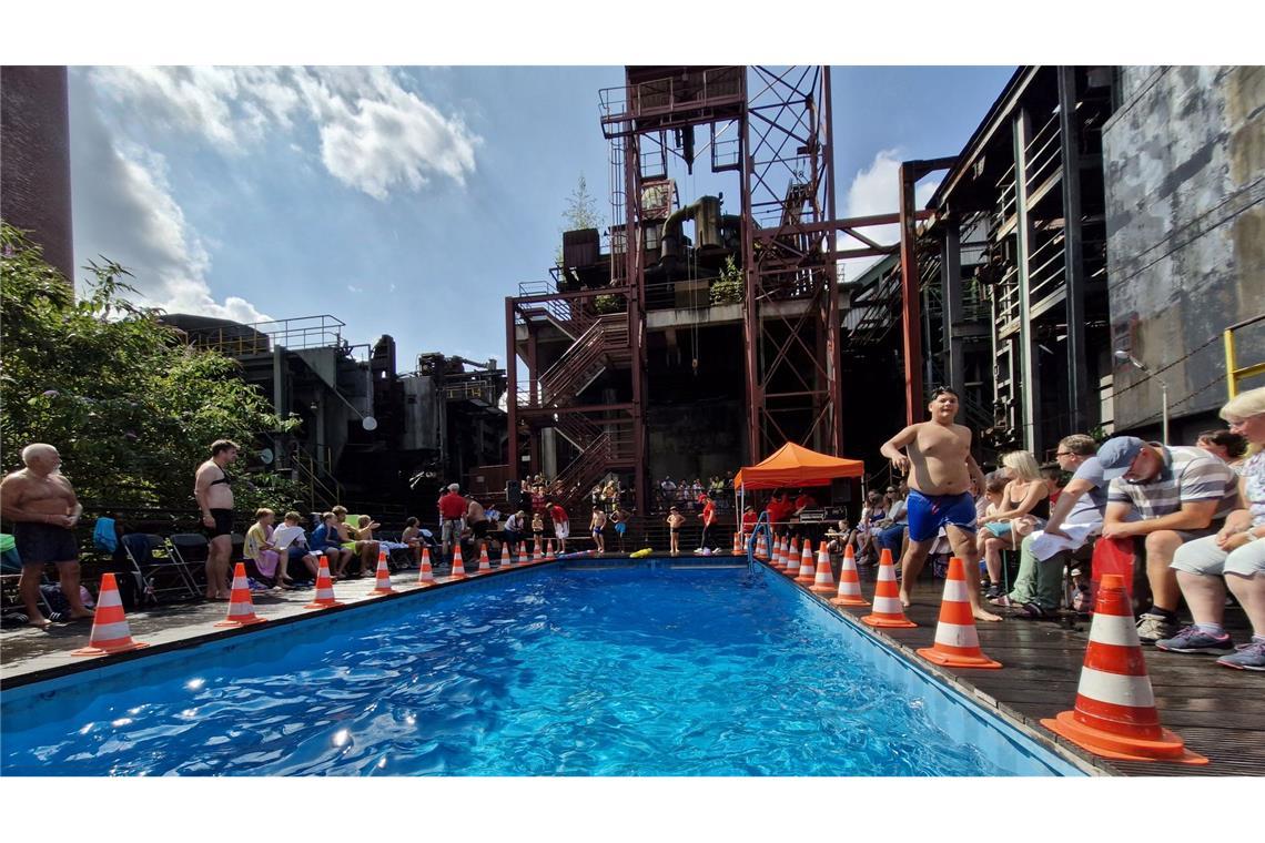 Blick auf das Werksschwimmbad der Zeche Zollverein zum Arschbomben-Wettbewerb.