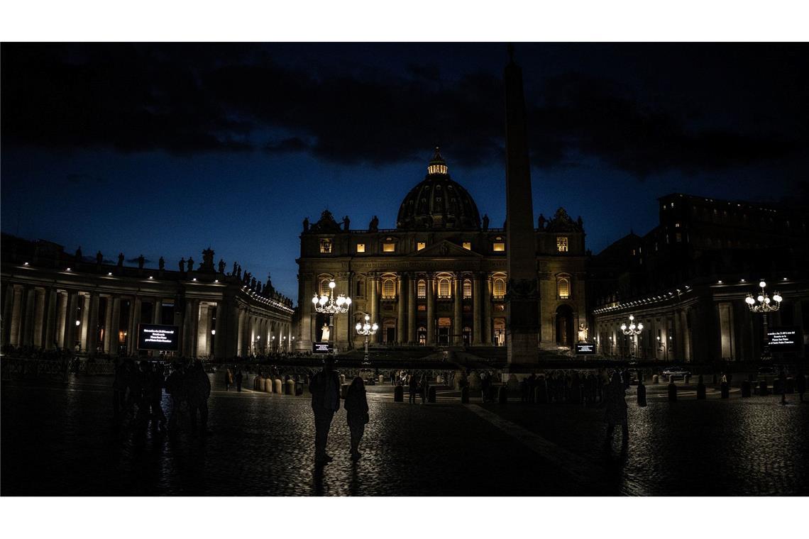 Blick auf den Petersdom bei Nacht.