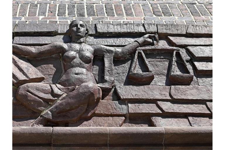 Blick auf die Justitia über dem Eingang eines Landgerichts. Foto: Hendrik Schmidt/dpa-Zentralbild/dpa/Symbolbild