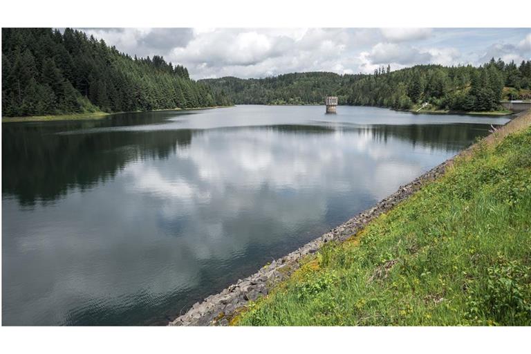 Blick auf die Mauthaustalsperre. Trinkwassertalsperre Mauthaus, auch Ködeltalsperre genannt, birgt das Trinkwasser für den oberfränkischen Raum. Für die Wasserversorgung werden jährlich etwa 12,6 Mio. Kubikmeter Rohwasser entnommen.