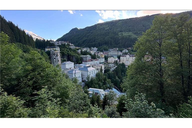 Blick auf die Ortsmitte von Bad Gastein im österreichischen Bundesland Salzburg. Im Zentrum, das an Steilhängen rund um einen Wasserfall liegt, gab es in den letzten Jahren Renovierungen und Neubauten. Der Ort, in dem einst Kaiser kurten und Prominente verkehrten, versucht an alte Glanzzeiten des 19. Jahrhunderts anzuknüpfen.