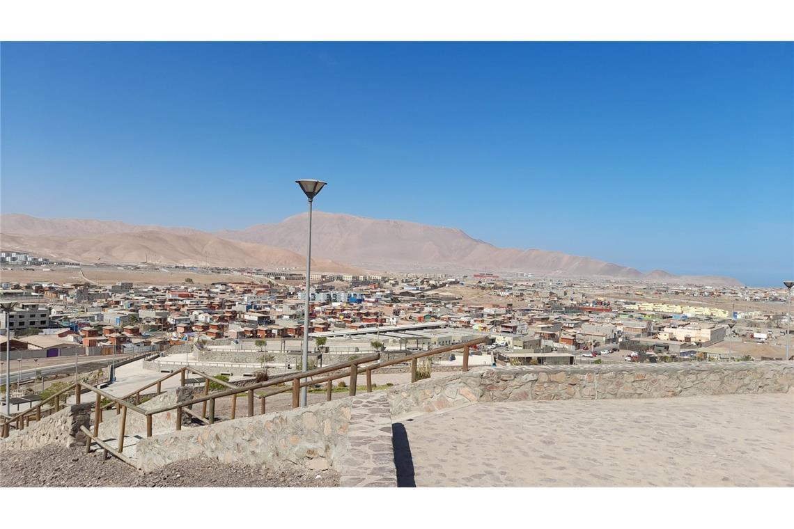 Blick auf die Stadt Alto Hospicio in der chilenischen Atacama-Wüste, einem der trockensten Orte der Welt.