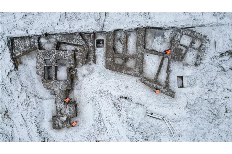 Blick auf ein Grabungsfeld bei Nauendorf: Archäologen haben hier ein rund 700 Jahre altes Gehöft entdeckt. Der Grundriss der Anlage ist noch sehr gut erhalten.